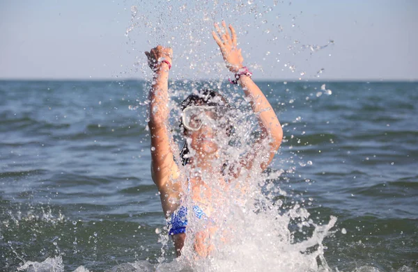 Niña Sonríe Juega Mar Con Máscara Buceo Haciendo Muchos Salpicaduras — Foto de Stock