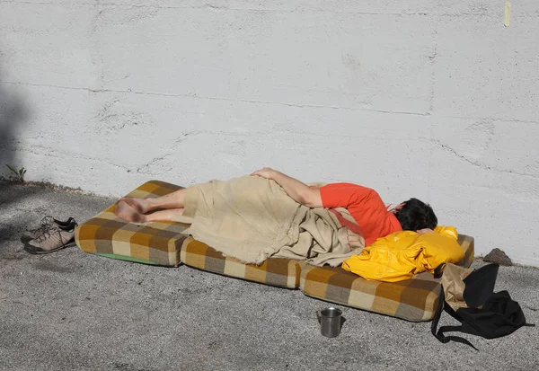 Homeless Man Sleeps Worn Mattress Street Waiting Someone Give Him — Stock Photo, Image