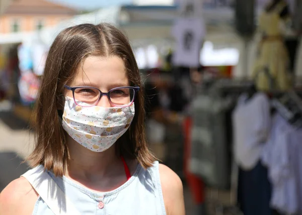 Markette alışveriş yaparken koruyucu maskeli tatlı bir kız.
