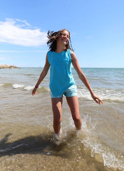 Bardzo Szczęśliwa Dziewczynka Uśmiecha Się Brzegu Plaży Pobliżu Morza Lecie — Zdjęcie stockowe