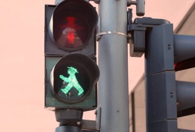 Berlin, Almanya - 20 Ağustos 2017: Trafik ışığı ve ampelmann adı verilen yeşil sembol
