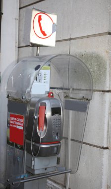 Roma, RM, İtalya - 29 Kasım 2015: Eski İtalyan telefon kulübesi