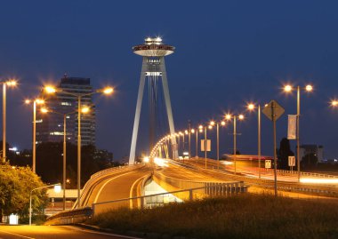 Bratislava, Slovakya - 18 Ağustos 2016: Köprünün üzerindeki UFO adlı restoran
