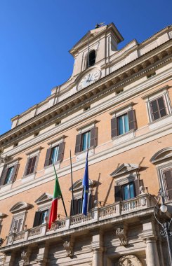 Roma, RM, İtalya - 3 Mart 2019: Montecitorio Sarayı bayraklı İtalyan parlamentosunun merkezi