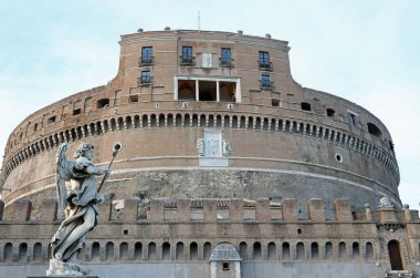 Roma, RM, İtalya - 4 Mart 2019: Castel Sant Angelo ve antik bir heykel