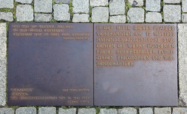 Berlin Niemcy Sierpnia 2017 Tablica Pamiątkowa Placu Bebela Tekstem Języku — Zdjęcie stockowe