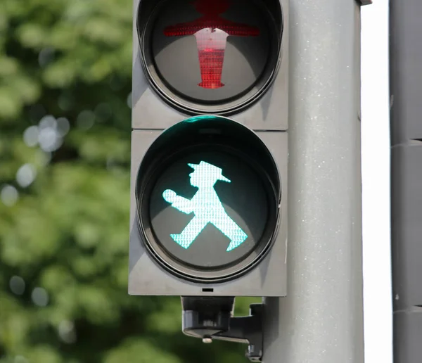Berlín Alemania Agosto 2017 Semáforo Símbolo Verde Llamado Ampelmann —  Fotos de Stock