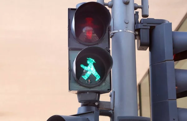 Berlín Alemania Agosto 2017 Semáforo Gran Símbolo Verde Llamado Ampelmann — Foto de Stock