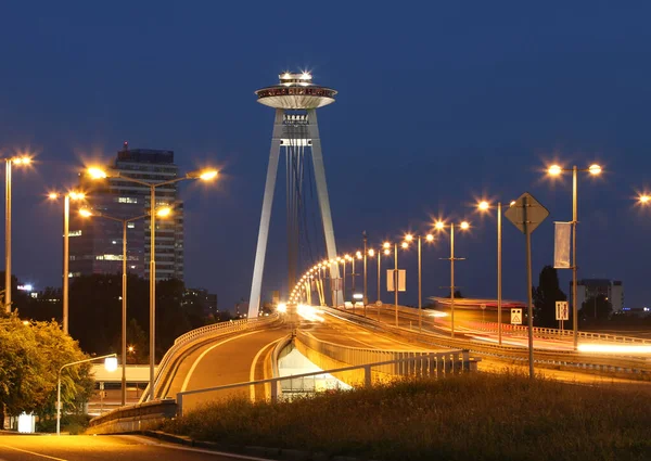 Bratislava, Slovakya - 18 Ağustos 2016: Köprünün üzerindeki UFO adlı restoran
