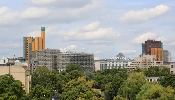 Berlin, Almanya - 17 Ağustos 2017: Sony Center 'da Gökdelen