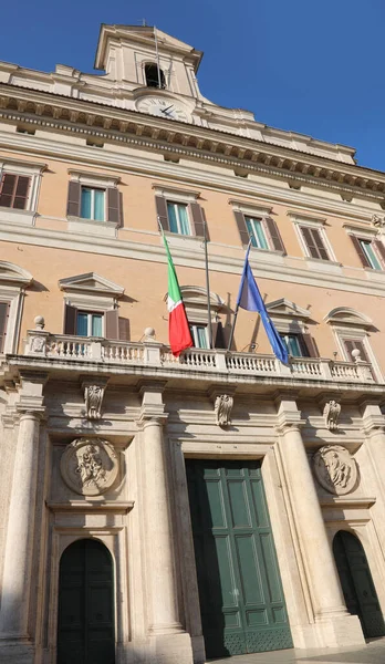 Roma, RM, İtalya - 3 Mart 2019: İtalya Parlamentosu Montecitorio, İtalya ve Avrupa bayrakları