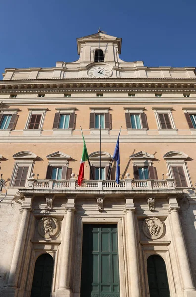 Roma, RM, İtalya - 3 Mart 2019: İtalya Parlamentosu Montecitorio, İtalya ve Avrupa bayrakları