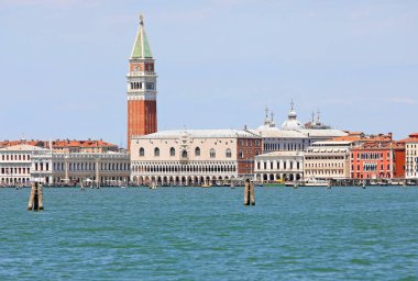 Venedik 'teki Basilica di San Marco' nun çan kulesi. Doges Sarayı denizin ortasındaki bir tekneden görüldü.
