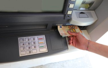 Klavyeli ATM para makinesi Avrupa para birimi banknotlarını topluyor