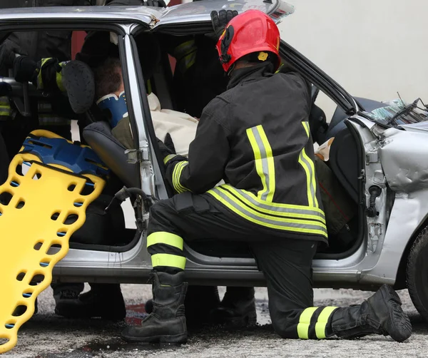 Pompiers Pendant Une Intervention Pour Sauver Les Blessés Après Accident — Photo