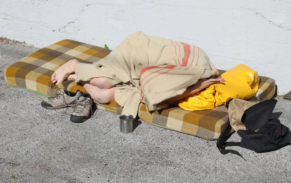 Homeless Man Sleeps Filthy Mattress Ground Street Sidewalk — Stock Photo, Image