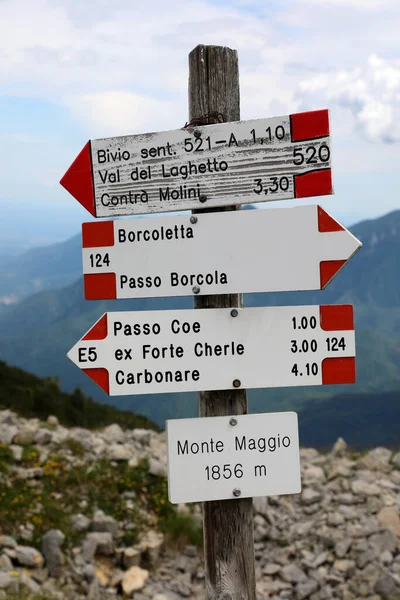 Bord Met Bergpaden Met Tekst Het Italiaans Die Verschillende Plaatsen — Stockfoto