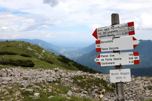 Bord Met Bergpaden Met Tekst Het Italiaans — Stockfoto