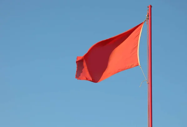 Grande Bandeira Vermelha Acenando Para Indicar Perigo Com Fundo Céu — Fotografia de Stock