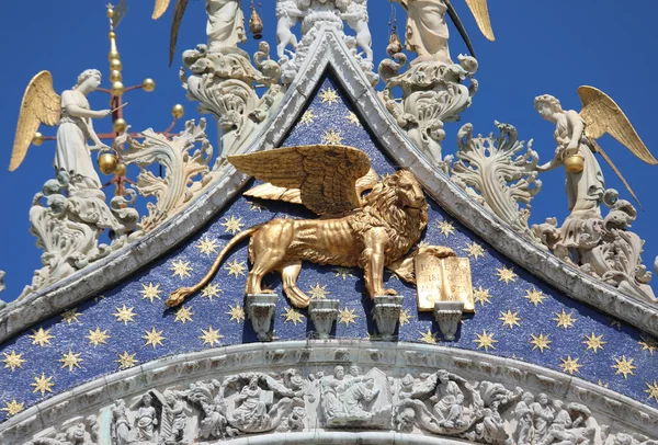 Duży Lew Złotymi Skrzydłami Fasadzie Bazyliki Świętego Marka Wenecji Symbol — Zdjęcie stockowe