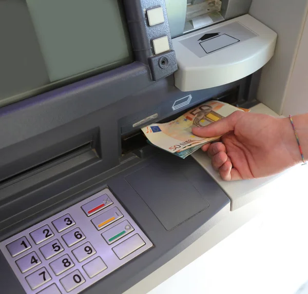 Atm Met Het Toetsenbord Hand Die Bankbiljetten Van Europese Munt — Stockfoto
