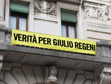 Udine, UD, İtalya - 25 Temmuz 2020: Mısır 'da öldürülen bir İtalyan' ın GIULIO REGENI için gerçek anlamına gelen metinle pankart