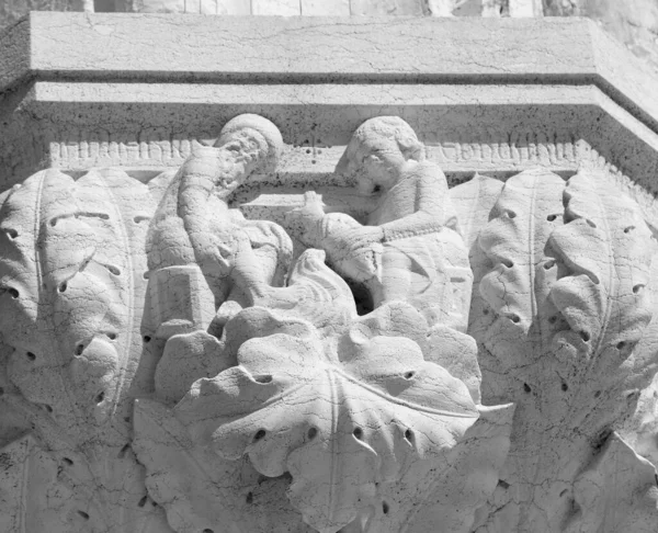 ヴェネツィア イタリア 2020年7月13日 イタリア語でドゥカーレ宮殿と呼ばれる2人の人間の表現で石に刻まれた古代の装飾 — ストック写真