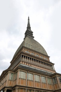 Torino, TO, İtalya - 2 Haziran 2025: İtalyan şehrinin ikonik simgesi MOLE ANTONELLIANA 'nın Alt Görünümü