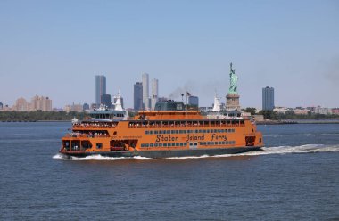 New York, New York, ABD - 22 Ağustos 2025: Manhattan 'dan Staten Island' a seyahat eden ünlü sarı feribot, New York 'taki ünlü özgürlük heykelini görebilen turistler ve banliyö sakinleri için bedava.