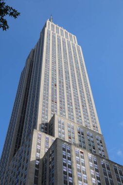 New York, New York, ABD - 24 Ağustos 2025: Empire State Binası aşağıdan görülen en ikonik gökdelenlerden biri