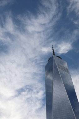 New York, New York, ABD - 25 Ağustos 2025: Manhattan 'da Özgürlük Kulesi olarak da adlandırılan bir Dünya Ticaret Merkezi ve mavi gökyüzü ve beyaz bulutlar