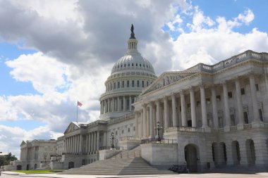 Washington, DC, ABD - 26 Ağustos 2025: Kongre binası Capitol Hill 'de görkemli bir şekilde duruyor çarpıcı Neoklasik kubbesi Amerikan demokrasisinin simgelerinden biridir.