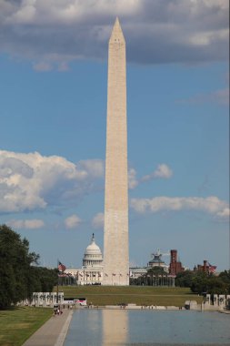 Washington, DC, ABD - 26 Ağustos 2025: Arkasında Washington Anıtı ve Capitol Kubbesi olan National Mall 'a büyük yansıtma havuzu