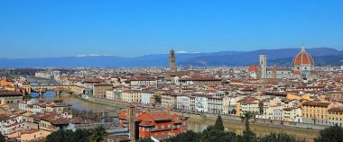İtalya 'nın orta kesimindeki Floransa şehrinin Katedral Büyük Kubbe Çan Kulesi mavi gökyüzü ile birçok ünlü manzara