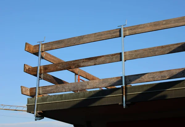 Çatıya ahşap kalaslarla inşa edilen bariyerin ayrıntıları işçilerin çatıdaki tamirat sırasında insanlar olmadan düşmemesi için sıkı bir şekilde korunuyor.