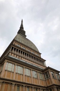 Torino, TO, İtalya - 2 Haziran 2025: Büyük kubbeli MOLE ANTONELLIANA adlı bina