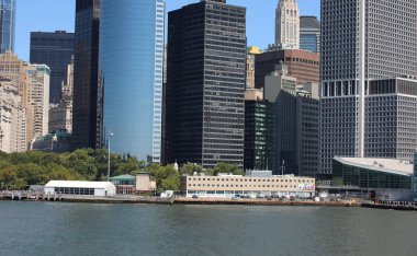 New York, New York, ABD - 22 Ağustos 2025: Whitehall Ferry Terminal ve Sahil Güvenlik Binası