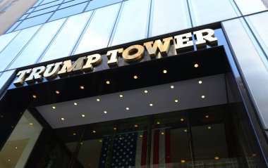 New York, New York, ABD - 22 Ağustos 2025: TRUMP Kulesi 'ne dev altın yazılar ve aşağıdan görünen gökdelenle giriş