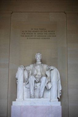 Washington, DC, ABD - 26 Ağustos 2025: Lincoln anıtının içindeki Abraham Lincoln heykeli