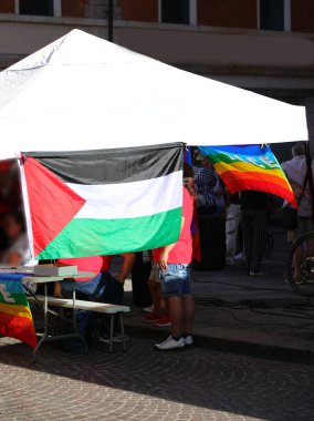 Filistin Bayrağı ve PACE yazılı renkli bayrak ile yapılan bir gösteri sırasında beyaz çardak İtalyanca 'da barış anlamına gelir.