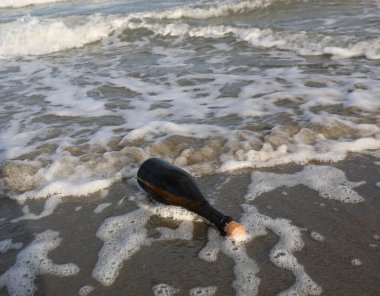 Mantar tıpalı cam şişe kıyıya vurdu. Belki de bulaşıcıdır.