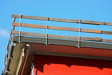 Ahşap bariyer, binanın çatısı bakımında işçilerin düşmesini önlemek için pratik bir çözümdür.