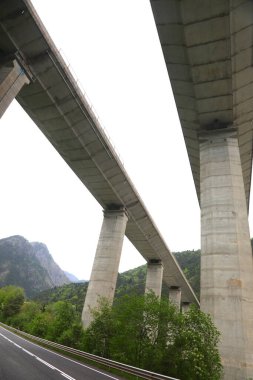Otoyolun altındaki yol devasa beton sütunlarla destekleniyor.