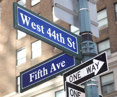 New York City Manhattan 'daki ünlü cadde ve 5. Cadde' nin tek yön işareti.