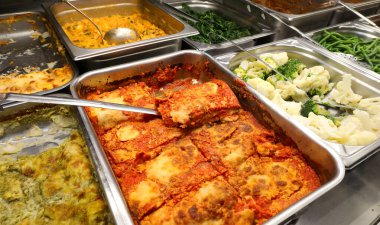 İtalyan yemekleri, mesela lazanya sebzeleri ve kantindeki çelik tepsilerdeki diğer sıcak yemekler.