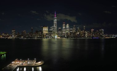 Manhattan 'ın aşağısındaki binaların ve New Jersey' deki gökdelenlerin gece görüşü.