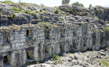 Kuzey İtalya 'da Avusturya Macar İmparatorluğu tarafından inşa edilen ForTE DOSSO DELLE SOMME adlı askeri kalenin kalıntıları demir maddenin kurtarılması için yıkıldı.