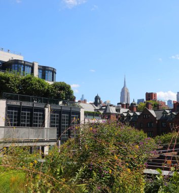 New York, New York, ABD - 24 Ağustos 2025: Empire State Buildeing Manhattan 'daki High Line' dan görüldü