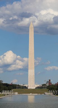 Washington, DC, ABD - 26 Ağustos 2025: Washington Anıtı 'nın dikilitaşı, ülkenin ilk cumhurbaşkanının mirasını onurlandırdı