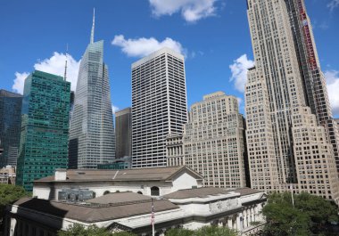 New York, New York, ABD - 27 Ağustos 2025: Halk Kütüphanesi 'nin havadan görünüşü ve Manhattan' da daha fazla gökdelen